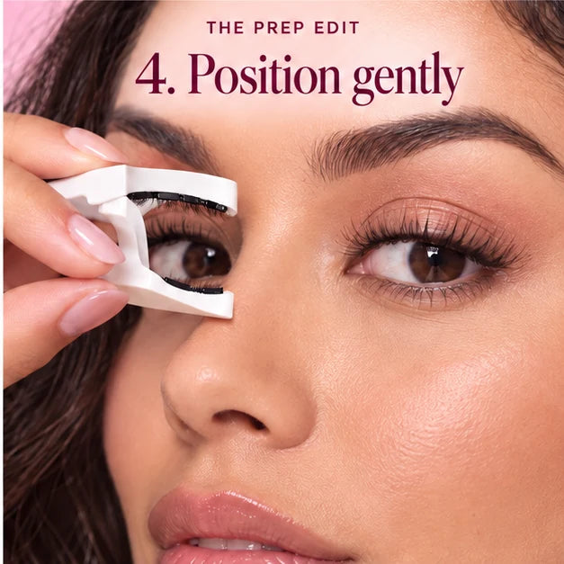 Reference-based instruction illustration showing the white applicator positioned around the natural lash line